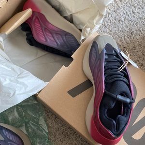 COPY - Yeezy 700 fade carbon NWT, authentic pink purple color